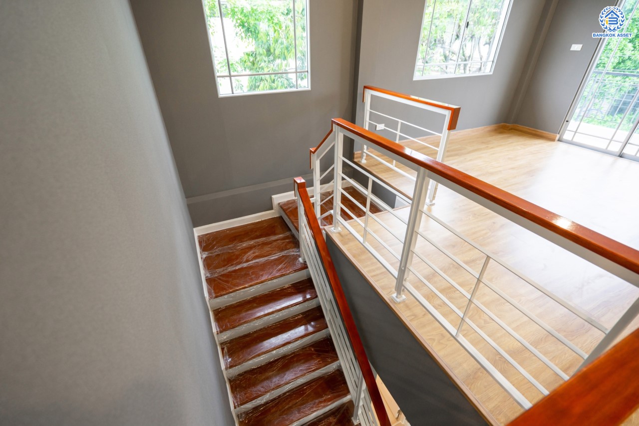 บ้านมือสองตกแต่งใหม่ แบรนด์สุดหรู L&H ม.มัณฑนา แจ้งวัฒนะ-ราชพฤกษ์ เนื้อที่ 55.3 ตร.ว. ฟังก์ชัน 3 ห้องนอน 3 ห้องน้ำ จอดรถได้ 2 คัน บรรยากาศ Private พร้อม Facilities ครบครัน! บนทำเลโซนเมือง เชื่อมต่อทุกการเดินทาง ใกล้เซ็นทรัลแจ้งวัฒนะ, เมืองทองธานี, ทางด่วน และรถไฟฟ้าสายสีม่วง "สถานีบางรักน้อยท่าอิฐ"